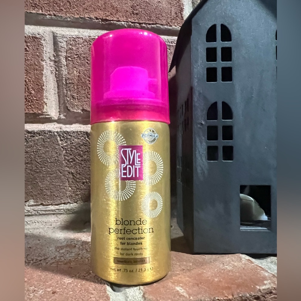 Style Edit | Blonde Perfection Root Concealer Touch Up Spray | Medium Blonde